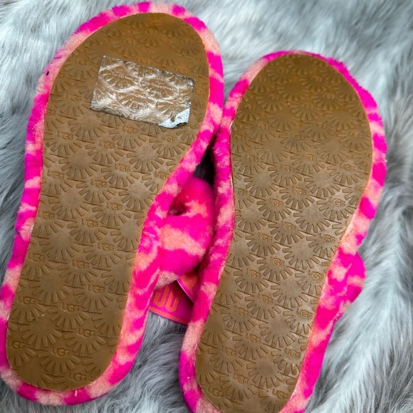 Ugg Fluff Yeah - Picture 2 of 5